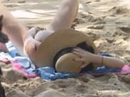 Reife Frau masturbiert heimlich am Strand
