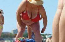 Oma im Bikini am Strand