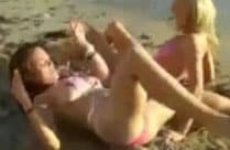 Mädchen kämpfen am Strand