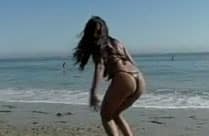 Heisse Latina zeigt sich nackt am Strand