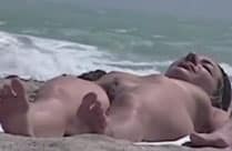 Strand mit nackten Frauen