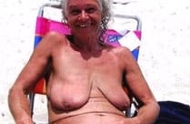 Alte Frauen nackt am Strand