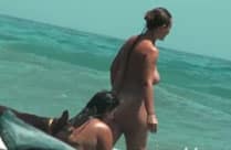 Dickes Mädchen nackt am Strand
