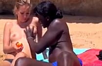 Schwarze und weisse Lesbe am Strand