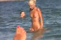 Spanner filmt Mädchen im Wasser