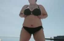 Fette Frau im Bikini