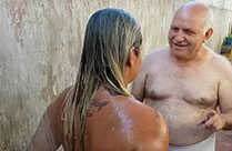 Opa fickt Mädchen am Strand durch