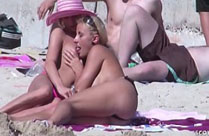 Sexy Lesben lecken sich am Strand
