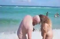 Dicke nackte Frauen zeigen sich am Strand