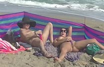 Sex on the Beach mit masturbierenden Frauen