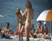 Heisse Luder nackt am Strand