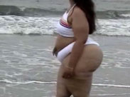 Extrem dicke Frau am Strand gefilmt
