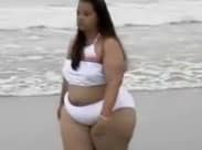 Dicke Frau mit geilem Arsch läuft über den Strand