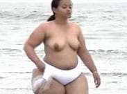 Fette Frau nackt am Strand
