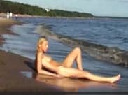 Nackte Blondine an einem normalen Strand