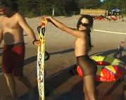 Junges Teen strippt am Strand