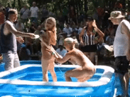 Nackt Wrestling auf Nudisten Fete