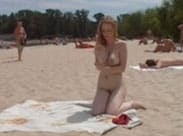 Zwei nackte Freundinnen am Strand