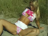 Sexy Blondine allein am Strand