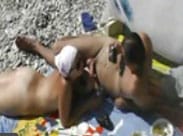 Junge Paare haben hemmungslosen Sex am Strand