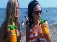 Hübsche Mädchen feiern am Strand