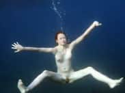 Unter Wasser nackt gefilmt